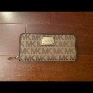 Michael Kors Zip Around Wallet